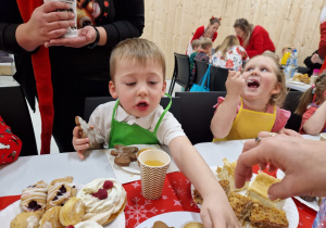 Magia Świąt zaczyna się tam, gdzie tworzy się coś razem … Mikołajki i rodzinne warsztaty dekorowania pierników w grupie X