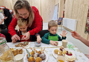 Magia Świąt zaczyna się tam, gdzie tworzy się coś razem … Mikołajki i rodzinne warsztaty dekorowania pierników w grupie X