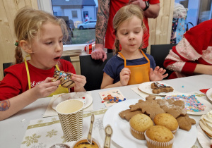 Magia Świąt zaczyna się tam, gdzie tworzy się coś razem … Mikołajki i rodzinne warsztaty dekorowania pierników w grupie X