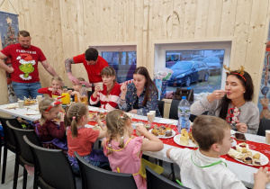 Magia Świąt zaczyna się tam, gdzie tworzy się coś razem … Mikołajki i rodzinne warsztaty dekorowania pierników w grupie X
