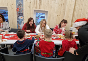 Magia Świąt zaczyna się tam, gdzie tworzy się coś razem … Mikołajki i rodzinne warsztaty dekorowania pierników w grupie X