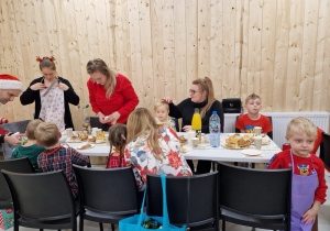 Magia Świąt zaczyna się tam, gdzie tworzy się coś razem … Mikołajki i rodzinne warsztaty dekorowania pierników w grupie X