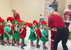 Magia Świąt zaczyna się tam, gdzie tworzy się coś razem … Mikołajki i rodzinne warsztaty dekorowania pierników w grupie X