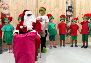 Magia Świąt zaczyna się tam, gdzie tworzy się coś razem … Mikołajki i rodzinne warsztaty dekorowania pierników w grupie X