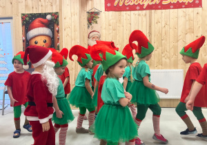 Magia Świąt zaczyna się tam, gdzie tworzy się coś razem … Mikołajki i rodzinne warsztaty dekorowania pierników w grupie X