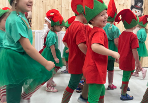 Magia Świąt zaczyna się tam, gdzie tworzy się coś razem … Mikołajki i rodzinne warsztaty dekorowania pierników w grupie X