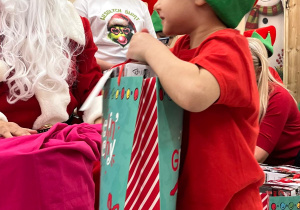 Magia Świąt zaczyna się tam, gdzie tworzy się coś razem … Mikołajki i rodzinne warsztaty dekorowania pierników w grupie X