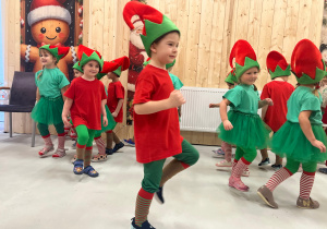 Magia Świąt zaczyna się tam, gdzie tworzy się coś razem … Mikołajki i rodzinne warsztaty dekorowania pierników w grupie X