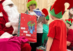 Magia Świąt zaczyna się tam, gdzie tworzy się coś razem … Mikołajki i rodzinne warsztaty dekorowania pierników w grupie X