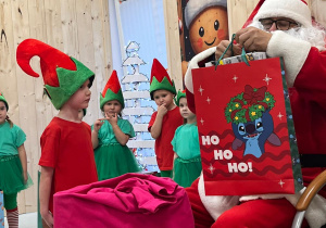 Magia Świąt zaczyna się tam, gdzie tworzy się coś razem … Mikołajki i rodzinne warsztaty dekorowania pierników w grupie X