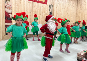 Magia Świąt zaczyna się tam, gdzie tworzy się coś razem … Mikołajki i rodzinne warsztaty dekorowania pierników w grupie X