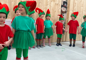 Magia Świąt zaczyna się tam, gdzie tworzy się coś razem … Mikołajki i rodzinne warsztaty dekorowania pierników w grupie X