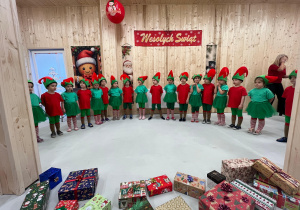 Magia Świąt zaczyna się tam, gdzie tworzy się coś razem … Mikołajki i rodzinne warsztaty dekorowania pierników w grupie X