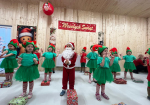 Magia Świąt zaczyna się tam, gdzie tworzy się coś razem … Mikołajki i rodzinne warsztaty dekorowania pierników w grupie X