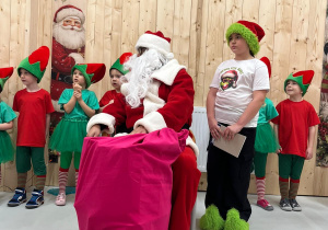 Magia Świąt zaczyna się tam, gdzie tworzy się coś razem … Mikołajki i rodzinne warsztaty dekorowania pierników w grupie X