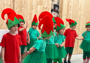 Magia Świąt zaczyna się tam, gdzie tworzy się coś razem … Mikołajki i rodzinne warsztaty dekorowania pierników w grupie X