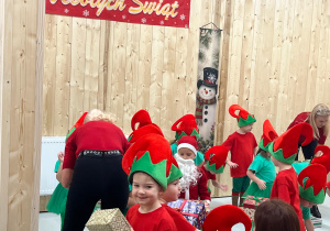 Magia Świąt zaczyna się tam, gdzie tworzy się coś razem … Mikołajki i rodzinne warsztaty dekorowania pierników w grupie X