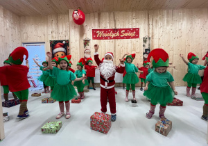 Magia Świąt zaczyna się tam, gdzie tworzy się coś razem … Mikołajki i rodzinne warsztaty dekorowania pierników w grupie X