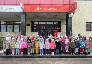 Przedszkolaki listy piszą…do Mikołaja- czyli świąteczna wycieczka na pocztę w ramach preorientacji zawodowej w gr. XI i XII