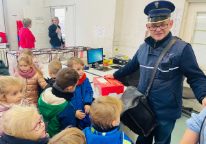 Przedszkolaki listy piszą…do Mikołaja- czyli świąteczna wycieczka na pocztę w ramach preorientacji zawodowej w gr. XI i XII