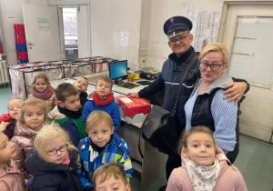 Przedszkolaki listy piszą…do Mikołaja- czyli świąteczna wycieczka na pocztę w ramach preorientacji zawodowej w gr. XI i XII