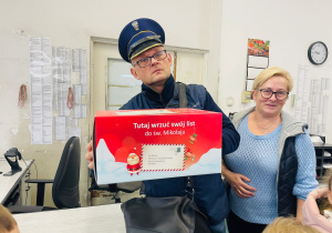 Przedszkolaki listy piszą…do Mikołaja- czyli świąteczna wycieczka na pocztę w ramach preorientacji zawodowej w gr. XI i XII