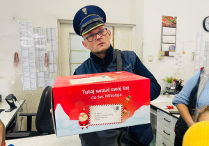 Przedszkolaki listy piszą…do Mikołaja- czyli świąteczna wycieczka na pocztę w ramach preorientacji zawodowej w gr. XI i XII