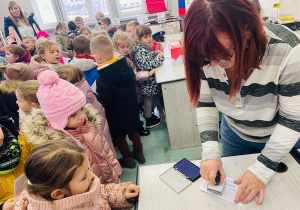 Przedszkolaki listy piszą…do Mikołaja- czyli świąteczna wycieczka na pocztę w ramach preorientacji zawodowej w gr. XI i XII