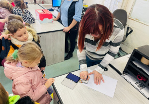 Przedszkolaki listy piszą…do Mikołaja- czyli świąteczna wycieczka na pocztę w ramach preorientacji zawodowej w gr. XI i XII