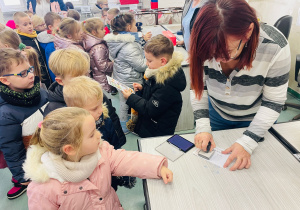 Przedszkolaki listy piszą…do Mikołaja- czyli świąteczna wycieczka na pocztę w ramach preorientacji zawodowej w gr. XI i XII