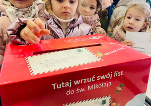 Przedszkolaki listy piszą…do Mikołaja- czyli świąteczna wycieczka na pocztę w ramach preorientacji zawodowej w gr. XI i XII