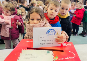 Przedszkolaki listy piszą…do Mikołaja- czyli świąteczna wycieczka na pocztę w ramach preorientacji zawodowej w gr. XI i XII