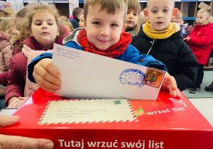 Przedszkolaki listy piszą…do Mikołaja- czyli świąteczna wycieczka na pocztę w ramach preorientacji zawodowej w gr. XI i XII
