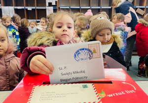 Przedszkolaki listy piszą…do Mikołaja- czyli świąteczna wycieczka na pocztę w ramach preorientacji zawodowej w gr. XI i XII