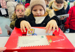 Przedszkolaki listy piszą…do Mikołaja- czyli świąteczna wycieczka na pocztę w ramach preorientacji zawodowej w gr. XI i XII