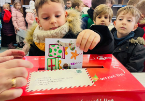 Przedszkolaki listy piszą…do Mikołaja- czyli świąteczna wycieczka na pocztę w ramach preorientacji zawodowej w gr. XI i XII