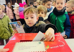 Przedszkolaki listy piszą…do Mikołaja- czyli świąteczna wycieczka na pocztę w ramach preorientacji zawodowej w gr. XI i XII