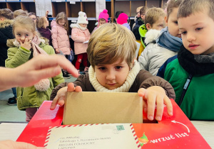 Przedszkolaki listy piszą…do Mikołaja- czyli świąteczna wycieczka na pocztę w ramach preorientacji zawodowej w gr. XI i XII