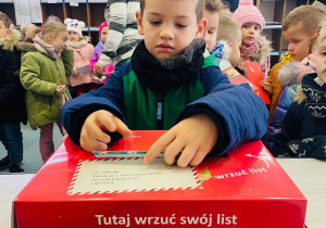 Przedszkolaki listy piszą…do Mikołaja- czyli świąteczna wycieczka na pocztę w ramach preorientacji zawodowej w gr. XI i XII