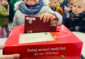 Przedszkolaki listy piszą…do Mikołaja- czyli świąteczna wycieczka na pocztę w ramach preorientacji zawodowej w gr. XI i XII