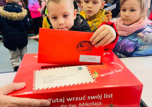 Przedszkolaki listy piszą…do Mikołaja- czyli świąteczna wycieczka na pocztę w ramach preorientacji zawodowej w gr. XI i XII
