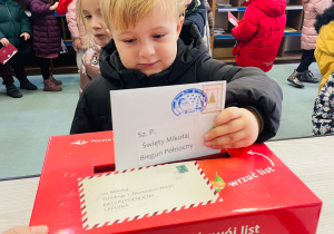Przedszkolaki listy piszą…do Mikołaja- czyli świąteczna wycieczka na pocztę w ramach preorientacji zawodowej w gr. XI i XII
