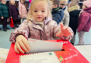 Przedszkolaki listy piszą…do Mikołaja- czyli świąteczna wycieczka na pocztę w ramach preorientacji zawodowej w gr. XI i XII