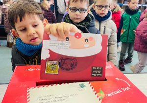 Przedszkolaki listy piszą…do Mikołaja- czyli świąteczna wycieczka na pocztę w ramach preorientacji zawodowej w gr. XI i XII