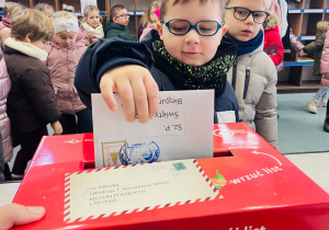 Przedszkolaki listy piszą…do Mikołaja- czyli świąteczna wycieczka na pocztę w ramach preorientacji zawodowej w gr. XI i XII