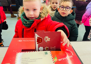 Przedszkolaki listy piszą…do Mikołaja- czyli świąteczna wycieczka na pocztę w ramach preorientacji zawodowej w gr. XI i XII