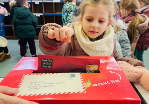 Przedszkolaki listy piszą…do Mikołaja- czyli świąteczna wycieczka na pocztę w ramach preorientacji zawodowej w gr. XI i XII