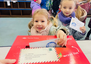 Przedszkolaki listy piszą…do Mikołaja- czyli świąteczna wycieczka na pocztę w ramach preorientacji zawodowej w gr. XI i XII