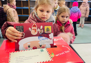 Przedszkolaki listy piszą…do Mikołaja- czyli świąteczna wycieczka na pocztę w ramach preorientacji zawodowej w gr. XI i XII