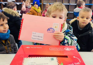 Przedszkolaki listy piszą…do Mikołaja- czyli świąteczna wycieczka na pocztę w ramach preorientacji zawodowej w gr. XI i XII